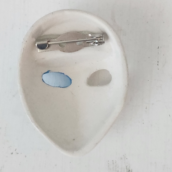 Venetian Porcelain Hand Crafted Mask Brooch & Earring Set (One Earring Not Mint) - Picture 3 of 5